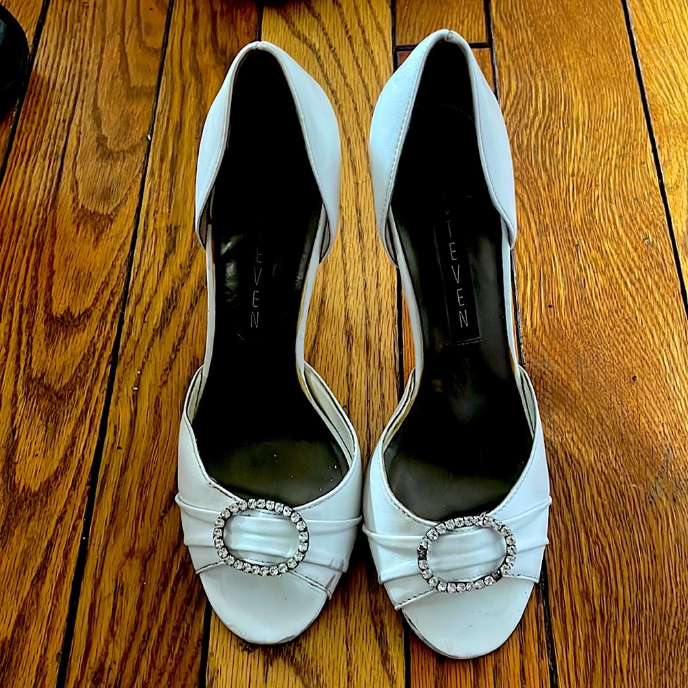 White women shoes missing two stones